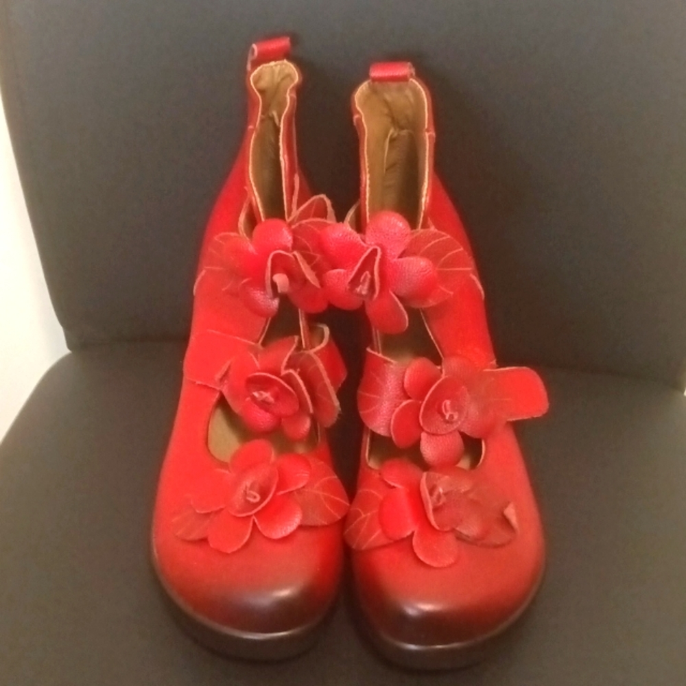 Cun Zha Size 8.5 Red wearable art bootie